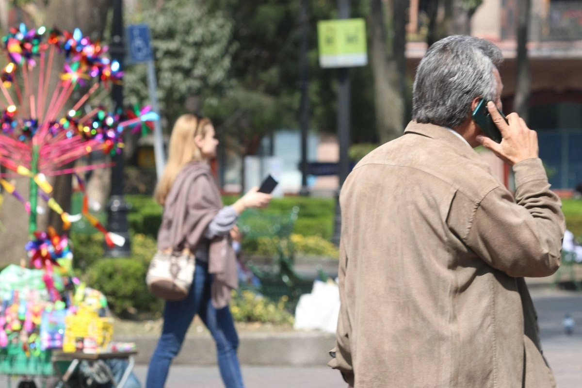 Multas de hasta 2 millones de pesos por acoso telefónico de bancos y comercios, aprueba Senado
